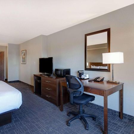 Days Inn & Suites By Wyndham Yorkton Bagian luar foto
