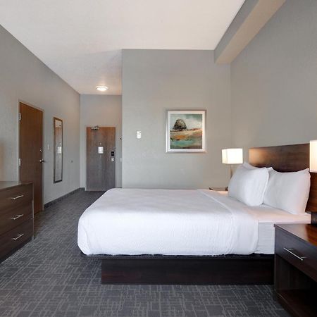 Days Inn & Suites By Wyndham Yorkton Bagian luar foto