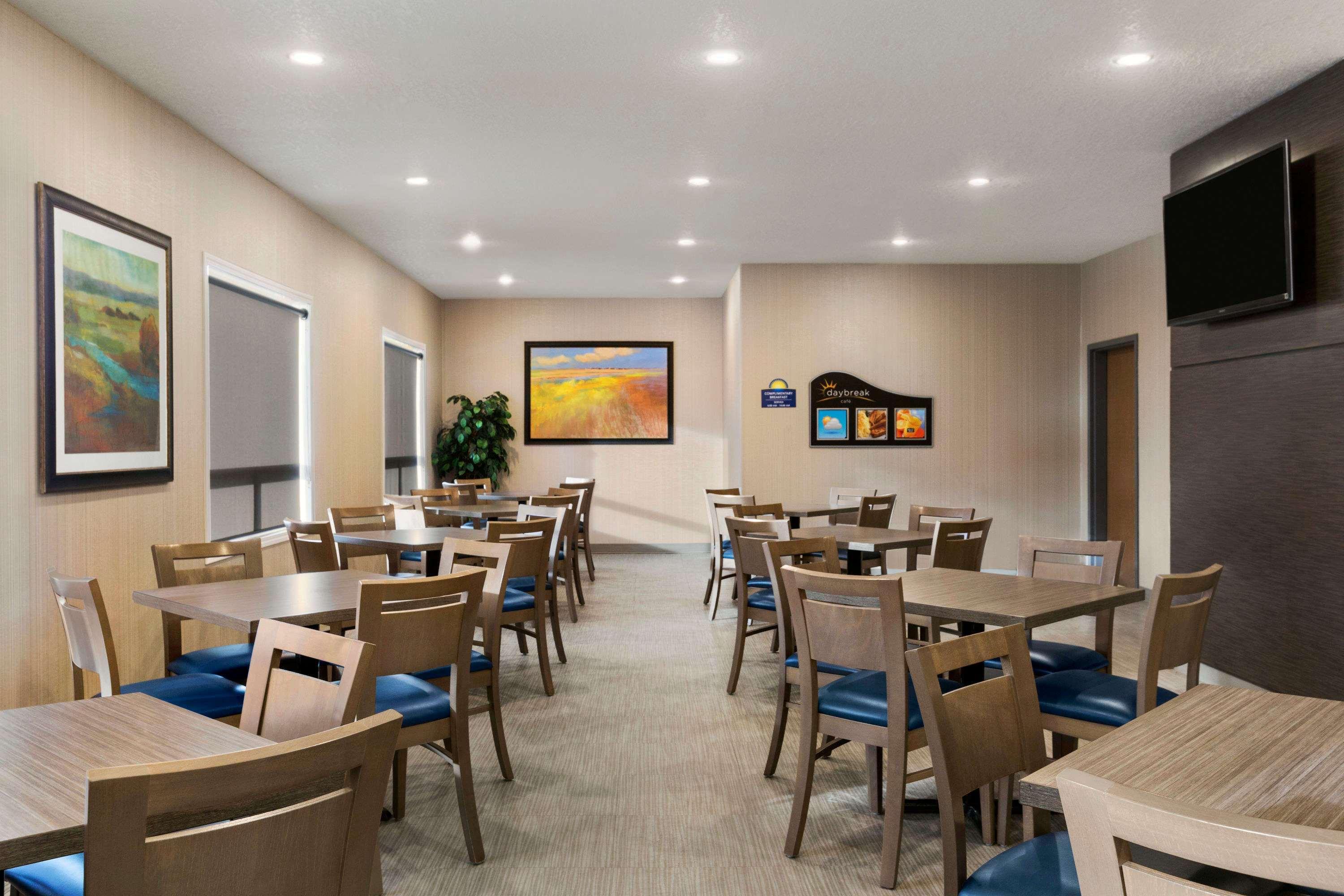 Days Inn & Suites By Wyndham Yorkton Bagian luar foto