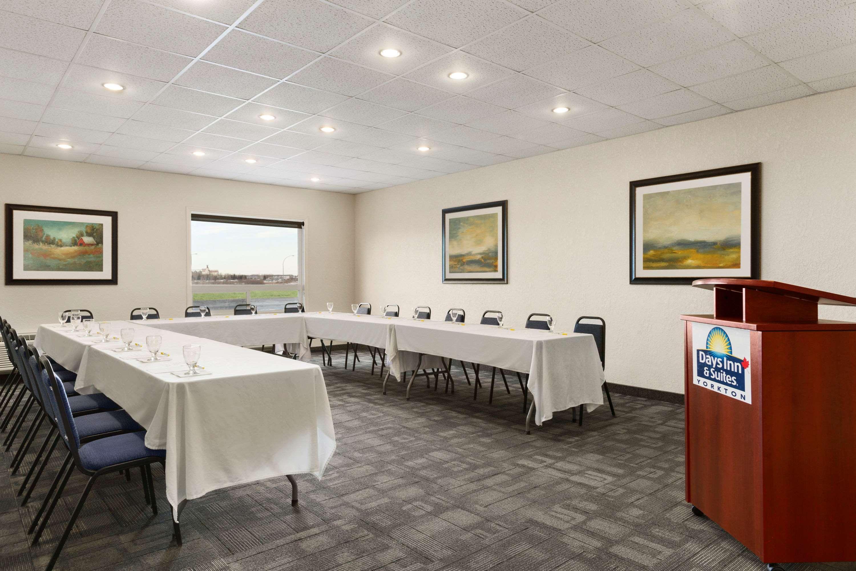 Days Inn & Suites By Wyndham Yorkton Bagian luar foto