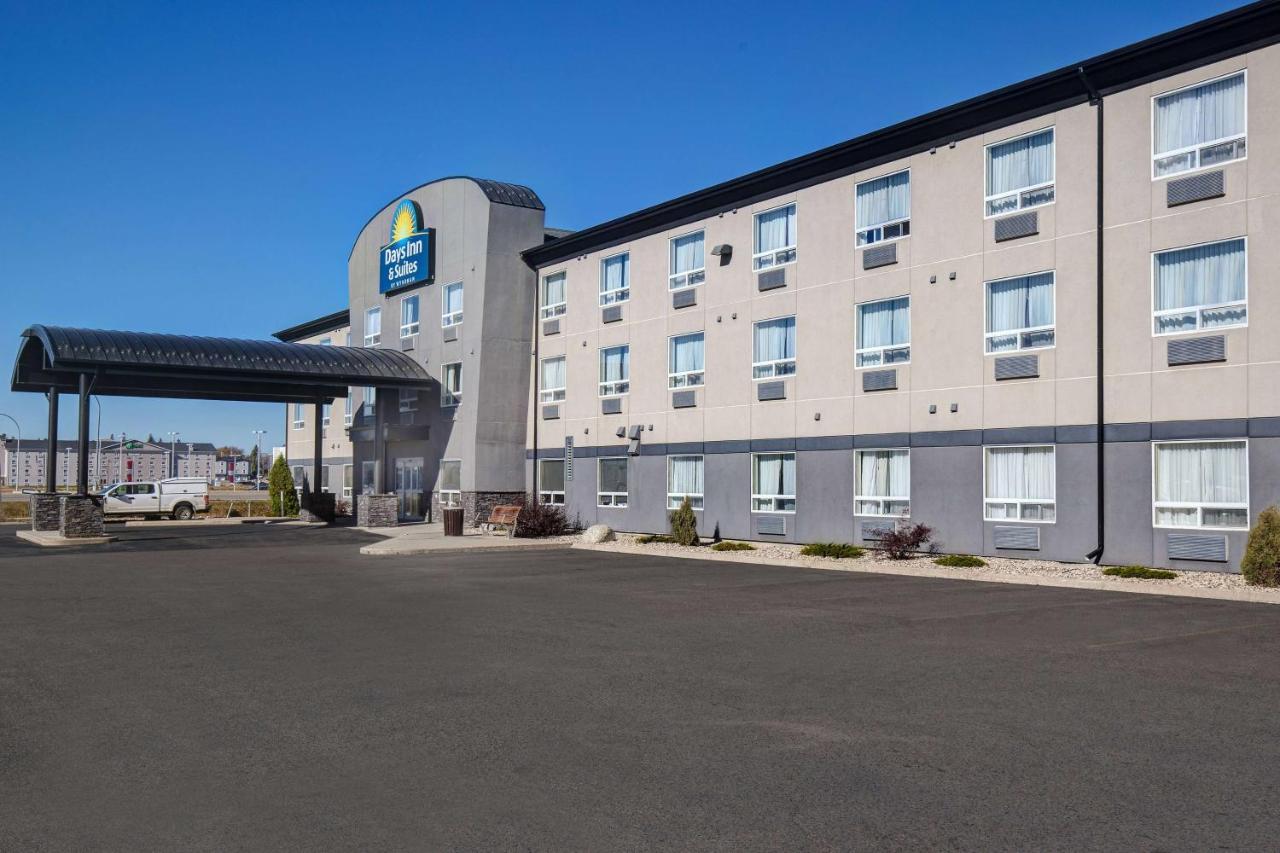 Days Inn & Suites By Wyndham Yorkton Bagian luar foto