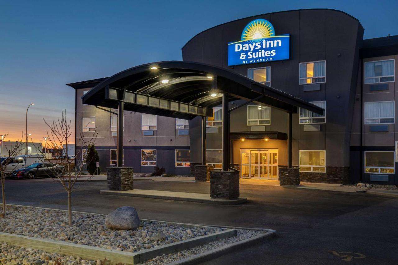 Days Inn & Suites By Wyndham Yorkton Bagian luar foto