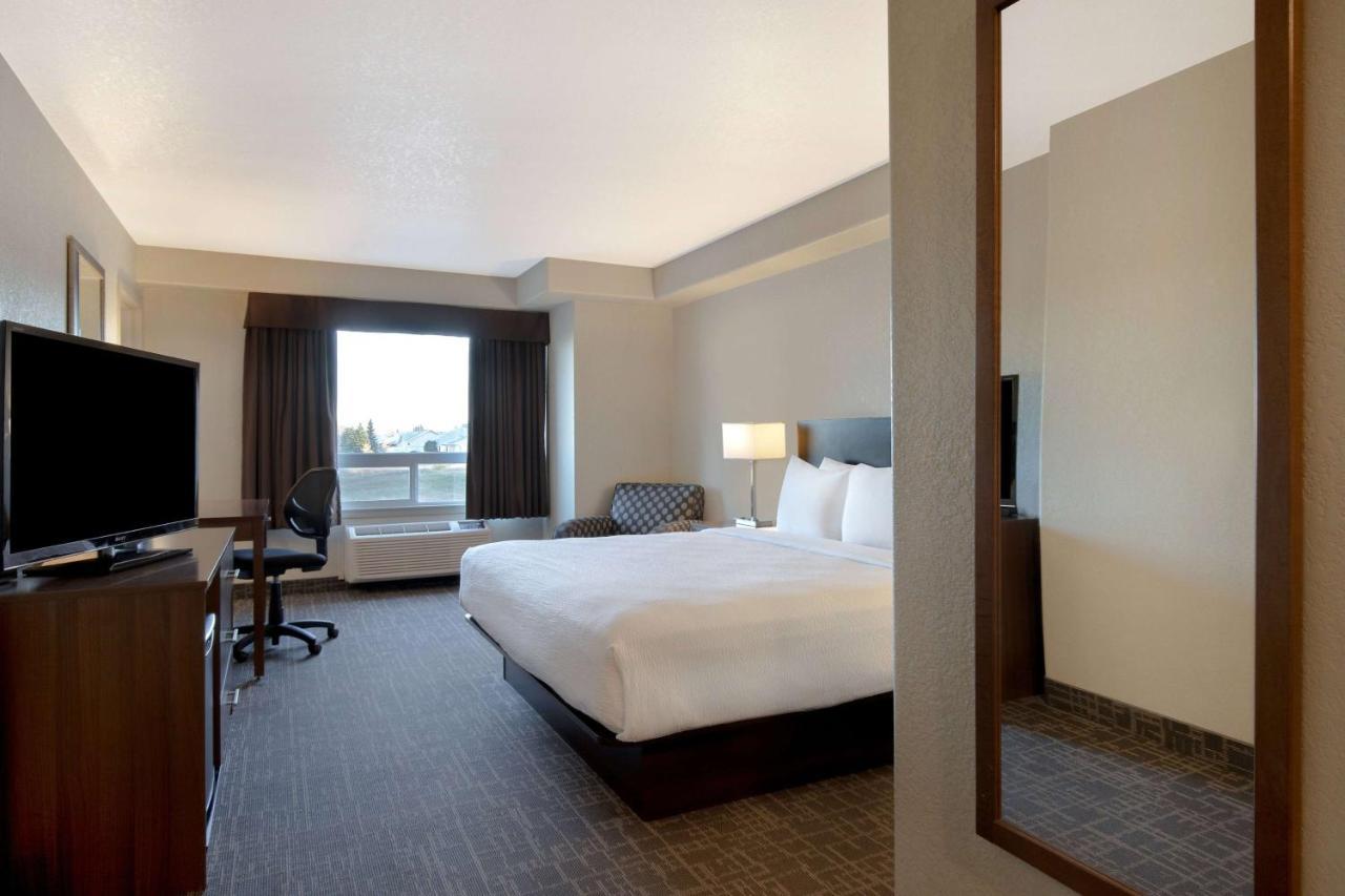 Days Inn & Suites By Wyndham Yorkton Bagian luar foto