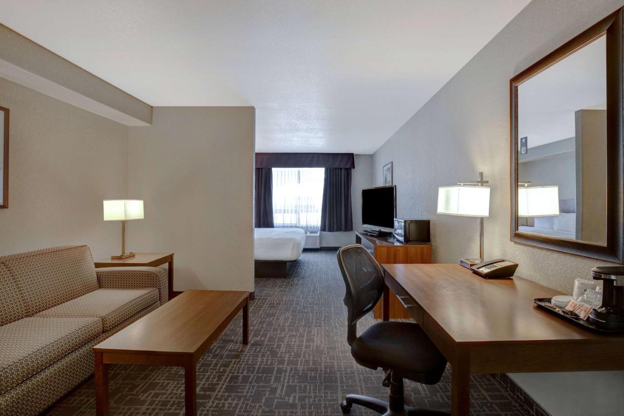 Days Inn & Suites By Wyndham Yorkton Bagian luar foto