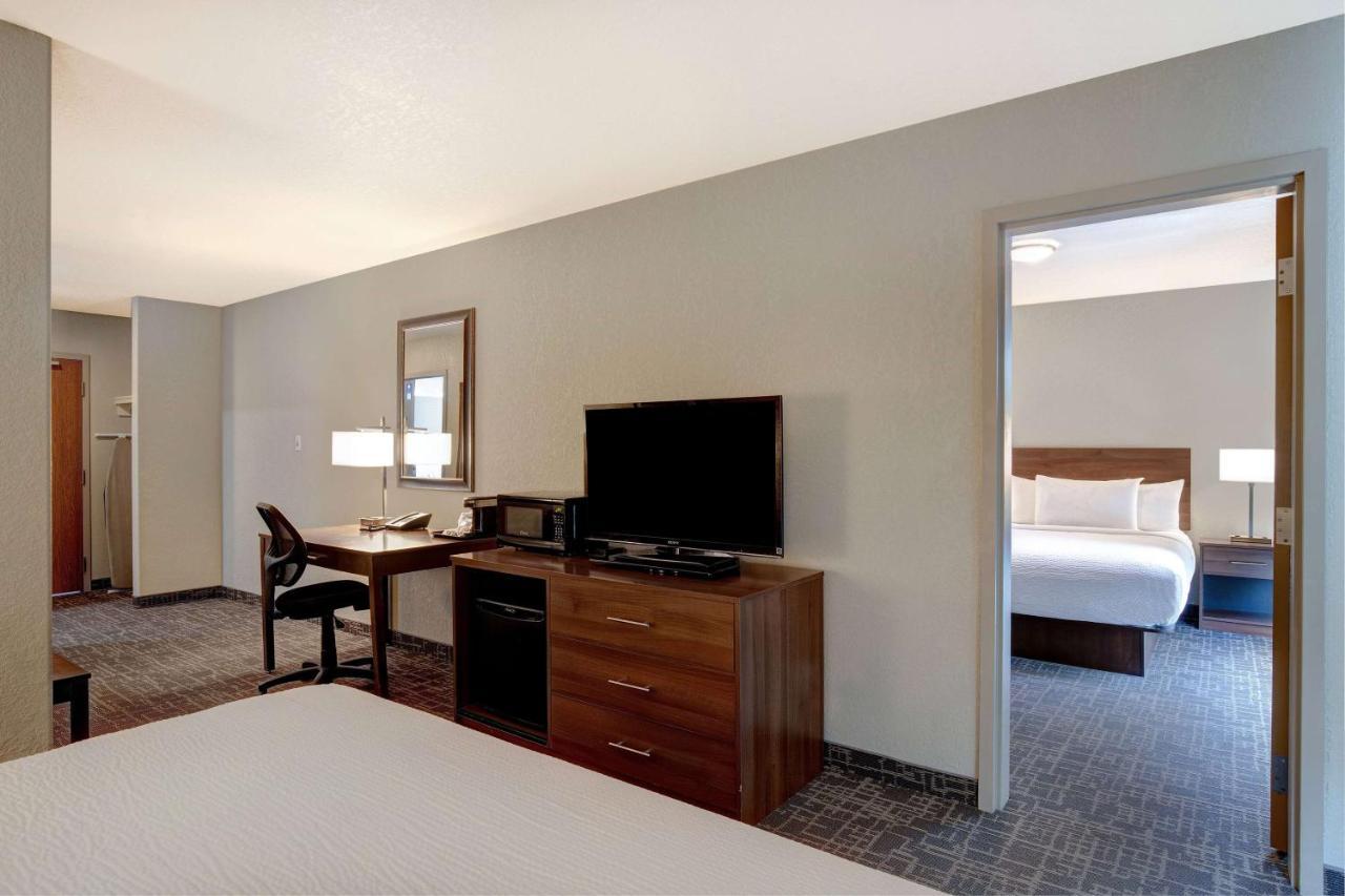 Days Inn & Suites By Wyndham Yorkton Bagian luar foto