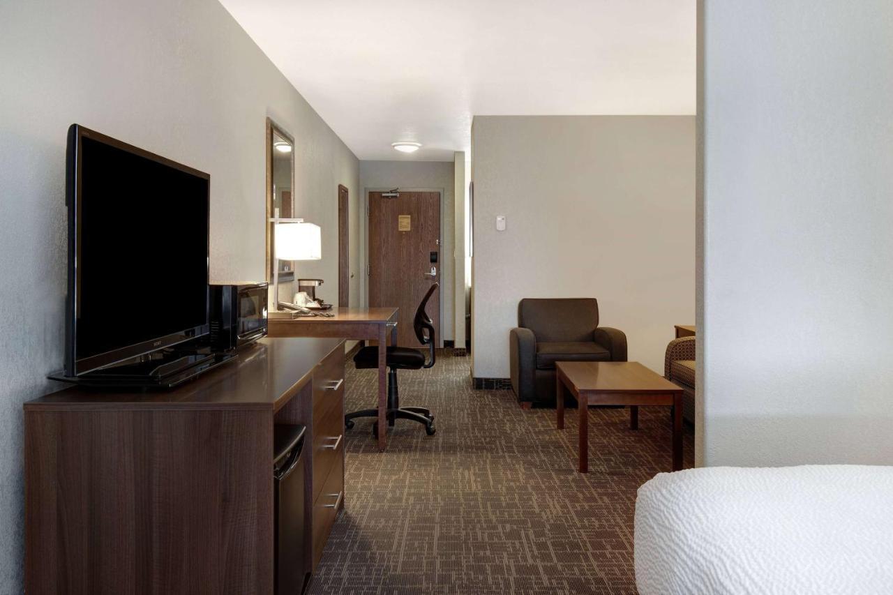 Days Inn & Suites By Wyndham Yorkton Bagian luar foto