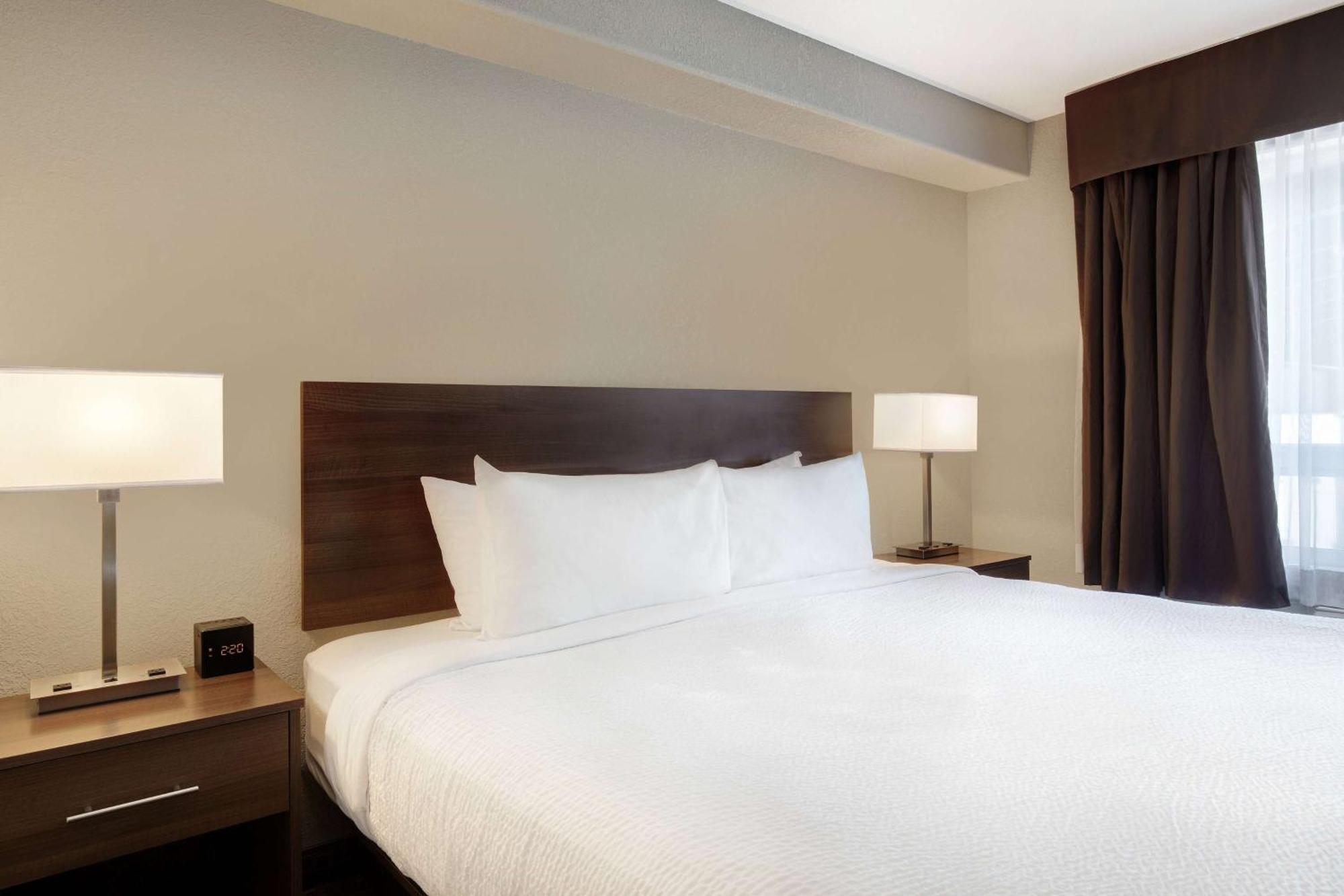 Days Inn & Suites By Wyndham Yorkton Bagian luar foto