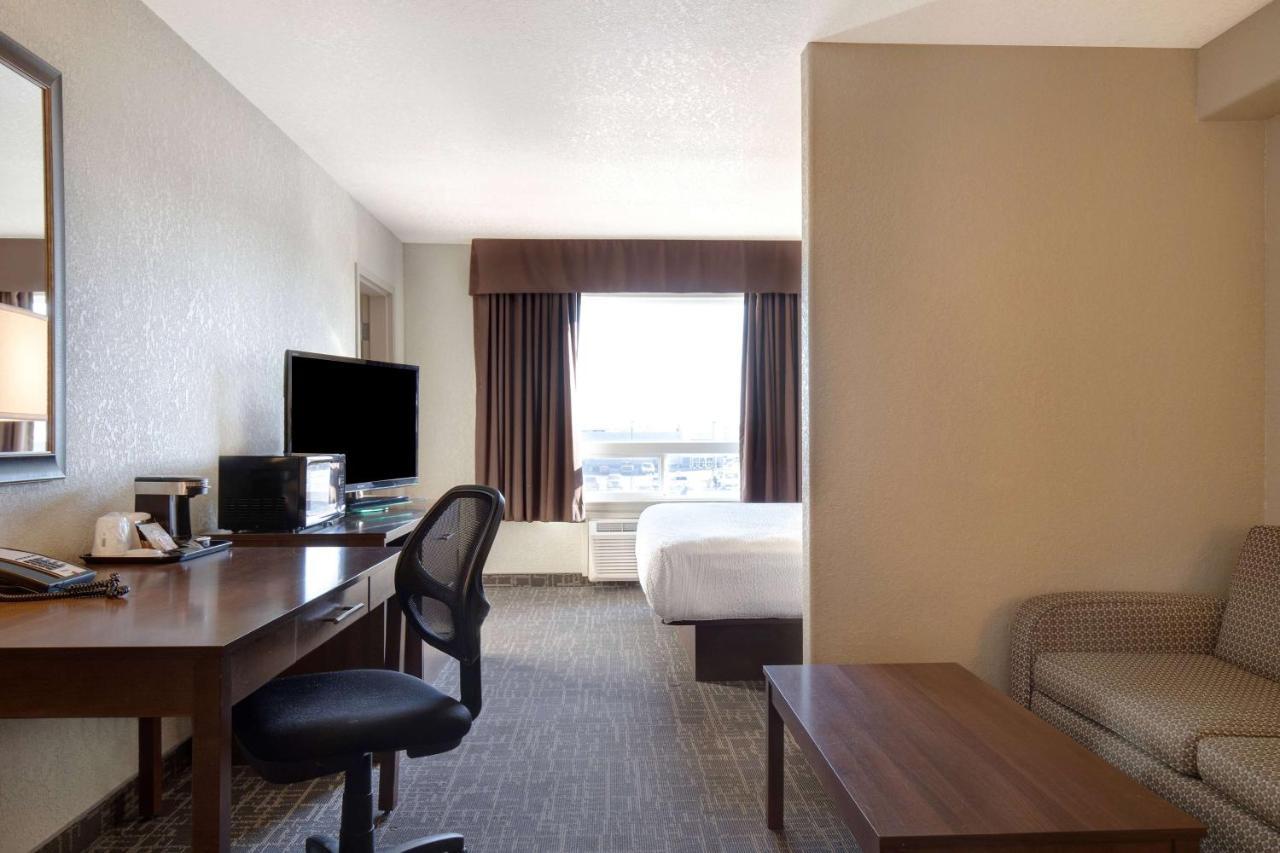 Days Inn & Suites By Wyndham Yorkton Bagian luar foto
