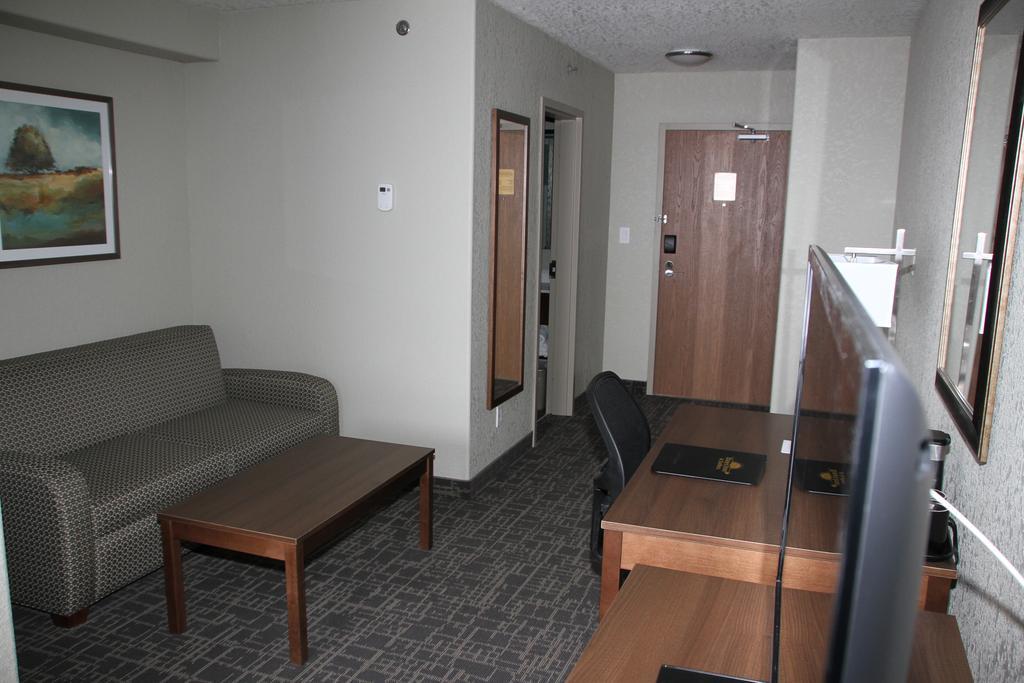 Days Inn & Suites By Wyndham Yorkton Bagian luar foto