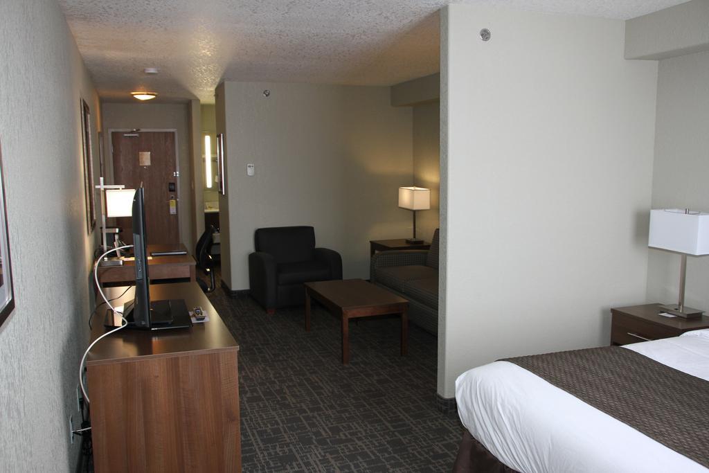 Days Inn & Suites By Wyndham Yorkton Bagian luar foto