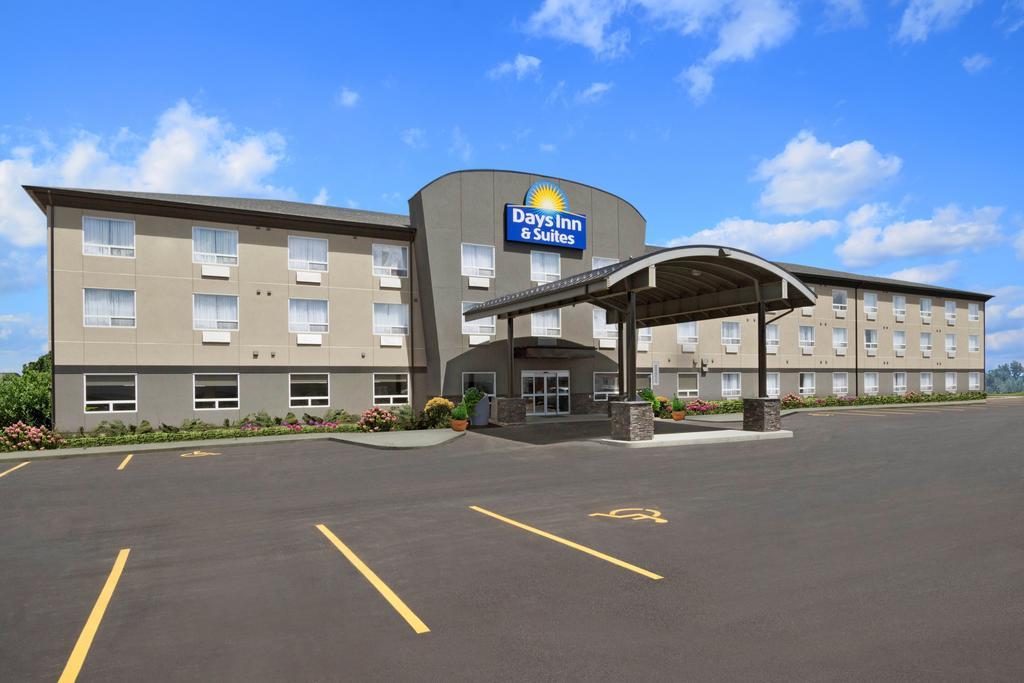 Days Inn & Suites By Wyndham Yorkton Bagian luar foto