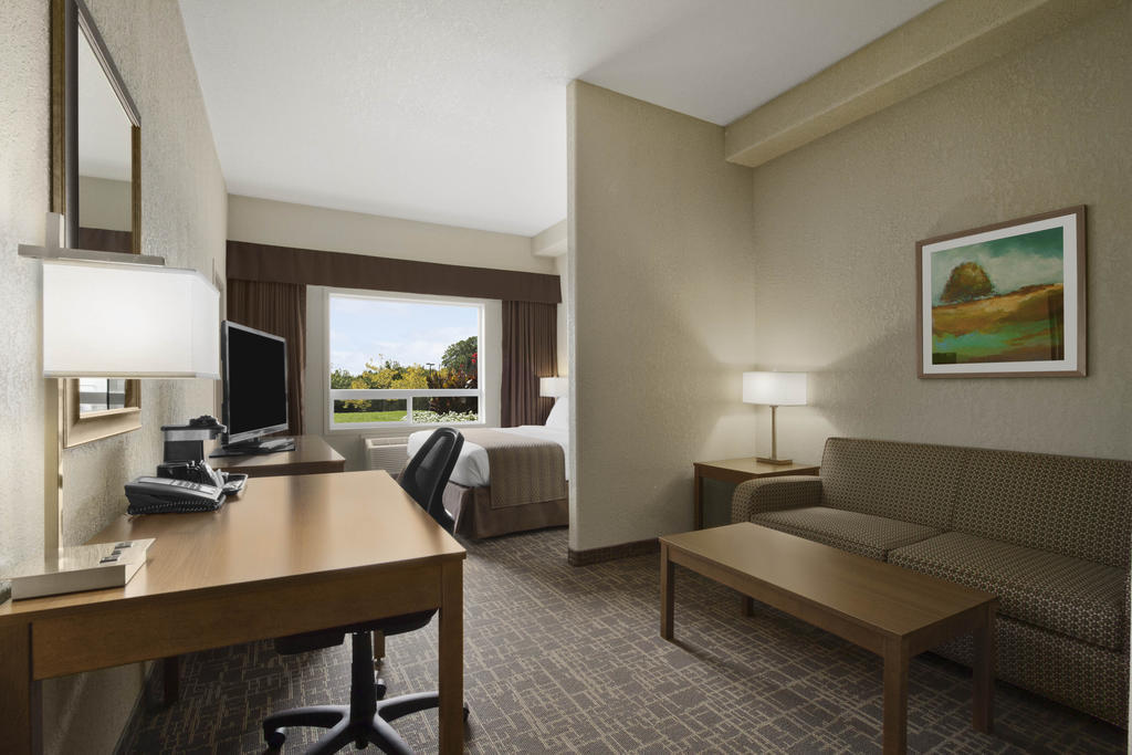 Days Inn & Suites By Wyndham Yorkton Bagian luar foto
