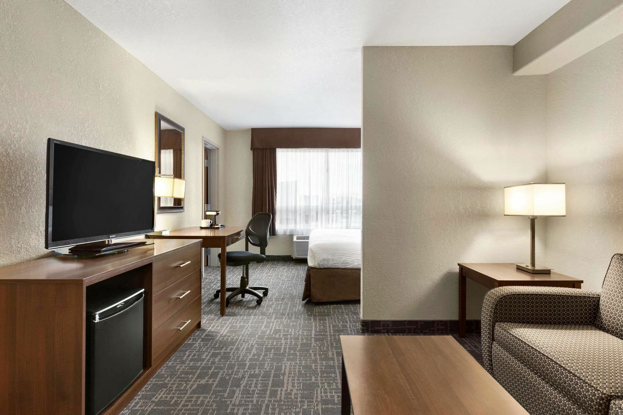 Days Inn & Suites By Wyndham Yorkton Bagian luar foto